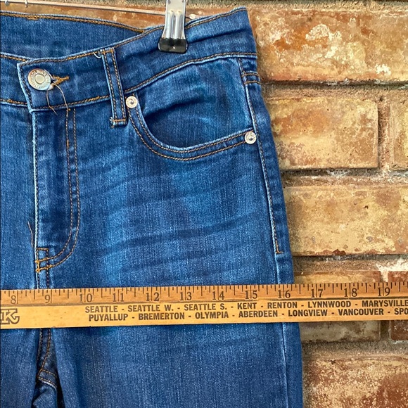 Old Navy Blue Ankle Cropped Jeans with Raw Hems - Picture 6 of 9